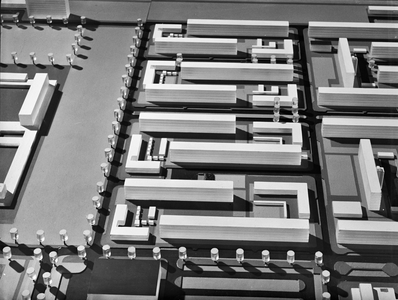87150 Afbeelding van een gedeelte van een maquette van de wijk Kanaleneiland te Utrecht met links de Churchilllaan en ...